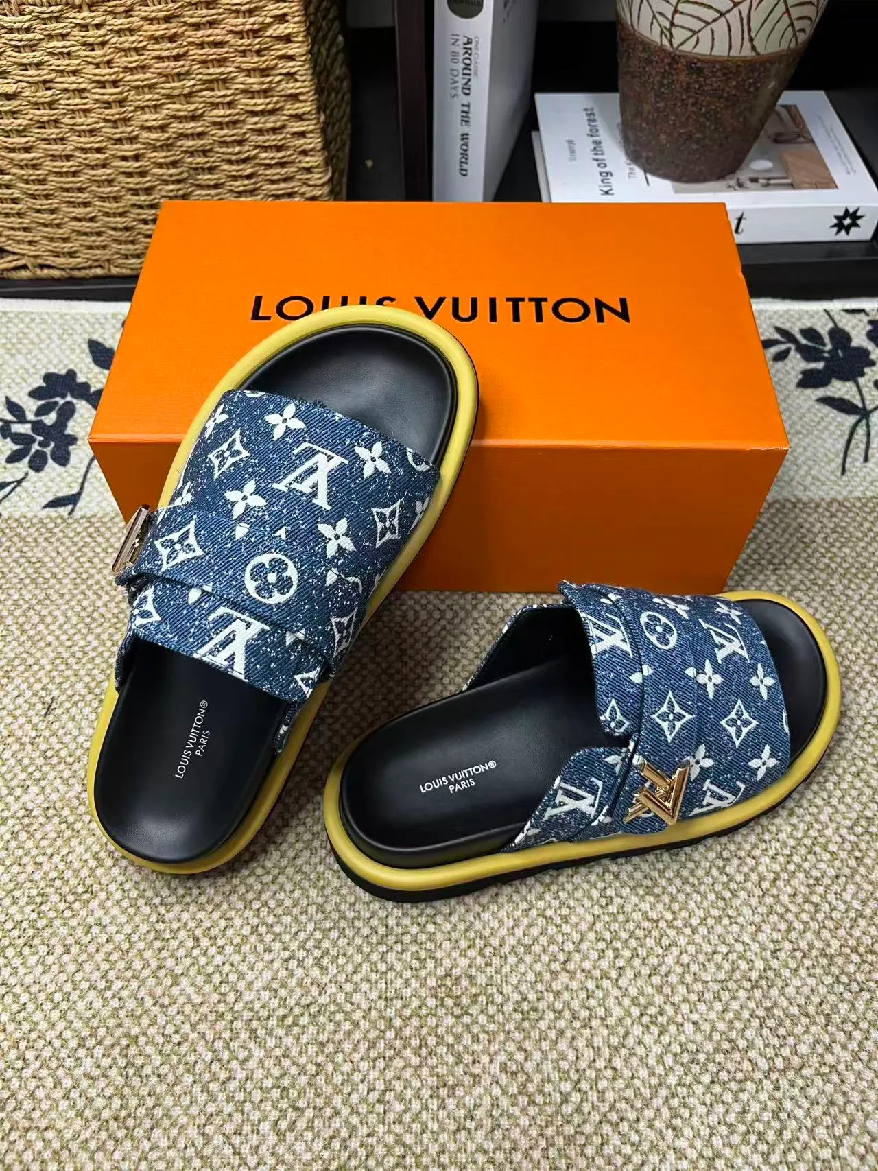 P340 [New Style] [LOUIS VUITTON] Louis Vuitton, LV printing, men's and women's slippers are now on the market, packed in drawer boxes with cloth bags and cards, the upper pattern looks very soft and waxy, and is a super versatile leg slimming tool. Fabric: imported denim/canvas/old fabric, LV hardware LOGO, official website pattern printing, comfortable to wear, feet: high-elastic PU water table. Sole: foam sole, heel height: about 5cm. Code number: 35-46, 35, 45, 46 are custom-made and non-returnable. Color: multiple colors and styles available.